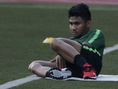 Pemain Timnas Indonesia U-22, Asnawi Mangkualam, latihan terpisah dari rekan-rekannya di Stadion Rizal Memorial, Manila, Rabu (27/11). Latihan ini persiapan jelang laga SEA Games 2019 melawan Singapura U-22. (Bola.com/M Iqbal Ichsan)