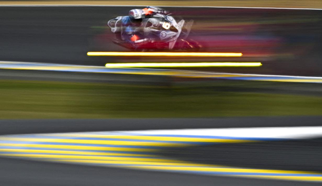 Pembalap ERC Endurance formula EWC, David Checa Carrera berkompetisi dalam ajang 24 Hours of Le Mans yang berlangsung di Sirkuit Bugatti, Prancis, 19 April 2026 waktu setempat. (AFP/Julien De Rosa)