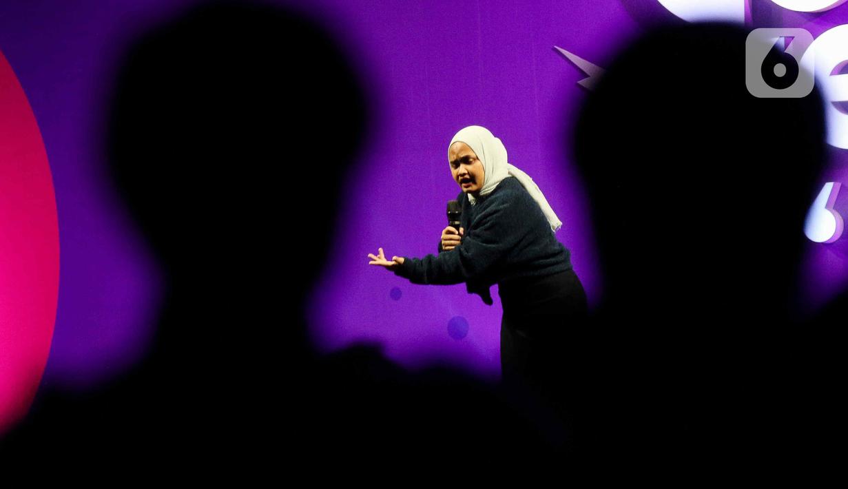 Komika Alma saat tampil dalam acara Jakarta International Comedy Festival (Jicomfest) 2023 di Tennis Indoor Senayan, Jakarta, Sabtu (16/12/2023). (Liputan6.com/Herman Zakharia)