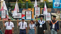 Sejumlah politikus Partai Solidaritas Indonesia (PSI) menggelar aksi simpatik dan edukatif di depan Kantor Kementerian Pendidikan, Kebudayaan, Riset, dan Teknologi (Kemendikbudristek), Jakarta, Selasa (2/5/2023). (Liputan6.com/Angga Yuniar)