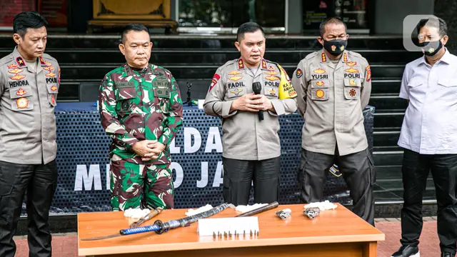FOTO: Kapolda Metro Jaya dan Pangdam Jaya Beri Keterangan Terkait Penyerangan Petugas
