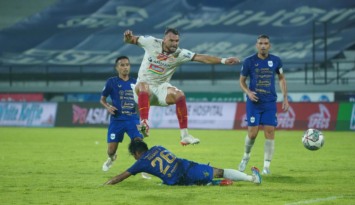 Bermain di Stadion Kapten I Wayan Dipta, Kamis (6/1/2022), Persija berhasil membuka keunggulan di menit ke-14. Lewat umpan silang Marco Motta, Marko Simic yang berada di kotak penalti PSIS berhasil menyundul bola dan sukses membobol gawang Jandia Eka Putra. (Dok Persija)