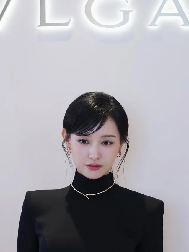 Pesona Mahal Kim Ji Won dalam Balutan Serba Hitam di Event BVLGARI Hong Kong