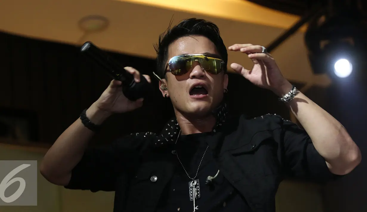 Aksi vokalis baru Drive saat peluncuran album ke 5 mereka di kawasan SCBD, Jakarta, Selasa (24/05/2016). Drive mengklaim suara vokalis barunya nyaris sama dengan Anji. (Liputan6.com/Herman Zakharia)