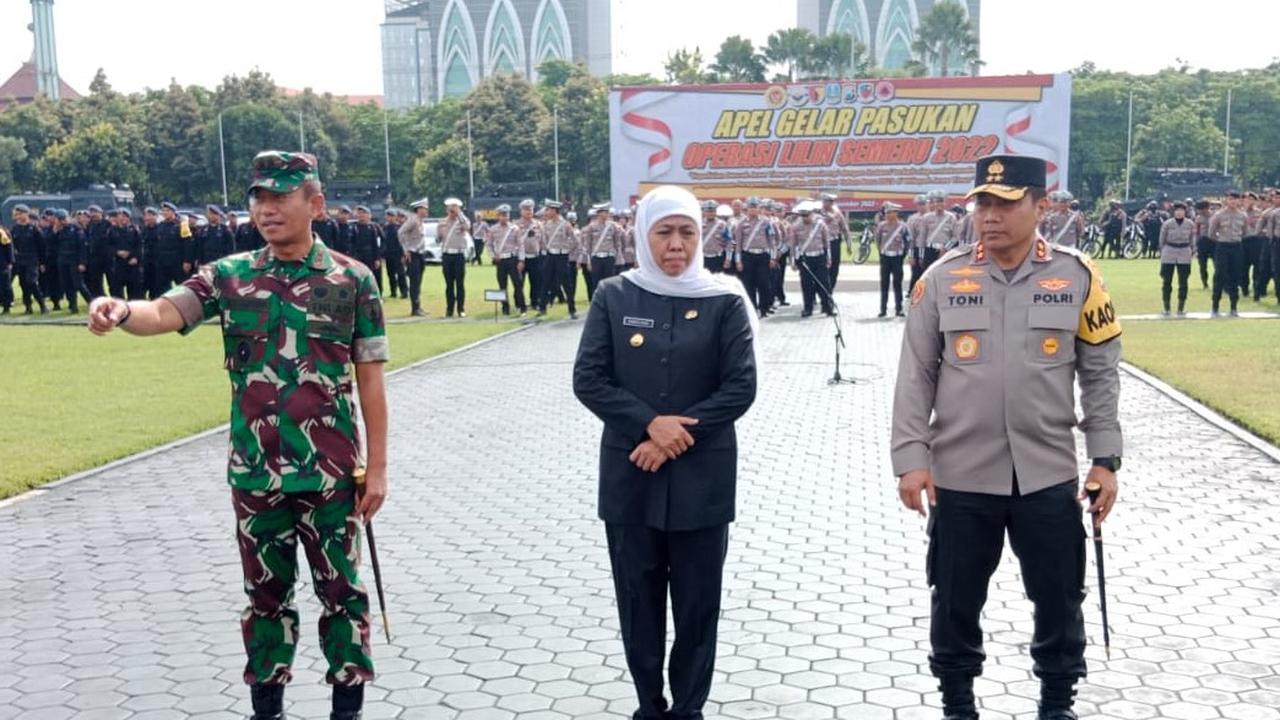 Kapolda Jatim Irjen Pol Toni Harmanto (kanan) usai apel Operasi Lilin Semeru di Mapolda Jatim. (Dian Kurniawan/Liputan6.com)