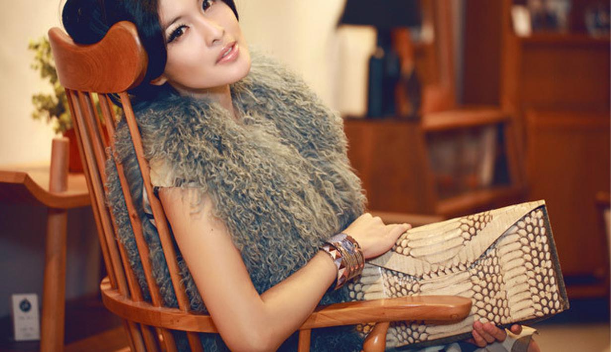 Sandra Dewi Lil Miss Prim Proper Fashion Fimela com.