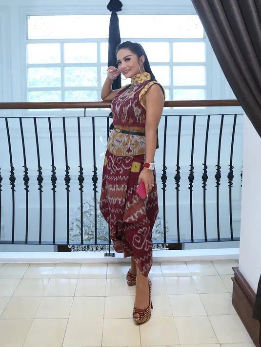 Adik Yuni Shara itu mengaku karena kesibukan anak-anaknya, belum sempat bertemu. Meski demikian, KD mengaku sering kontak satu sama lain. (Nurwahyunan/Bintang.com)