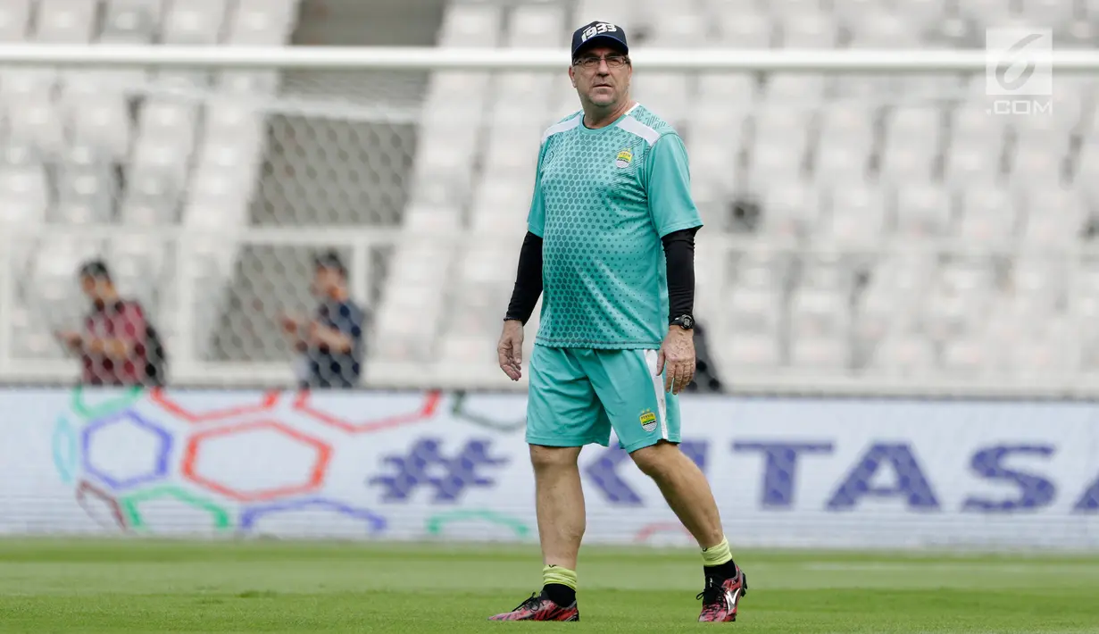 Pelatih Persib Robert Rene Alberts saat memantau anak asuhnya berlatih di SUGBK, Jakarta, Selasa (9/7/2019). Persib siap memberi kejutan saat menghadapi Persija Jakarta pada pekan kedelapan Shopee Liga 1 2019. (Bola.com/Yoppy Renato Manalu)