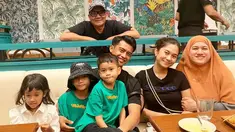 Pratama Arhan dan Azizah Salsha baru saja menikah pada 20 Agustus 2023. Arhan dan Azizah kian terlihat kompak saat kumpul bersama saudara. Potret Arhan dan Azizah kumpul saudara ini tuai atensi. (Liputan6.com/IG/arhanazizah.official)