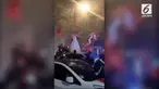 Penggemar tim nasional Vietnam rayakan kemanangan dengan mengenakan gaun pengantin. Vietnam juara Piala AFF 2018.