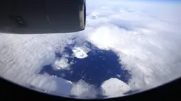 Pemandangan dari udara dekat Pulau Alexandra Land di Kepulauan Franz Josef Land, Rusia, Senin (17/5/2021). Pangkalan militer ini dipenuhi rudal dan radar serta landasan pacu yang dapat menangani semua jenis pesawat, termasuk pembom strategis berkemampuan nuklir. (AP Photo/Alexander Zemlianichenko)