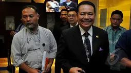 Wakil Ketua KPK Bambang Widjojanto (kiri) saat mendatangi kantor Perhimpunan Advokat Indonesia (Peradi), Jakarta, Kamis (5/2/2015). (Liputan6.com/Johan Tallo)