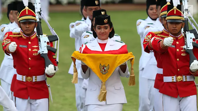 Anggota Paskibraka, Ruth Celine Eglesya Purba bersiap menyerahkan Bendera Merah Putih kepada Presiden Joko Widodo usai Upacara Penurunan Bendera HUT ke-72 Kemerdekaan RI di Istana Merdeka, Jakarta, Kamis (17/8). (/Pool)