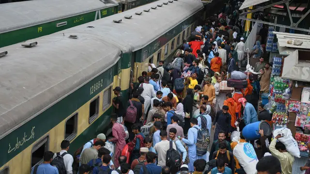 Mudik Idul Fitri 1447 Hijriah, Warga Pakistan Berbondong-bondong Padati Stasiun Kereta