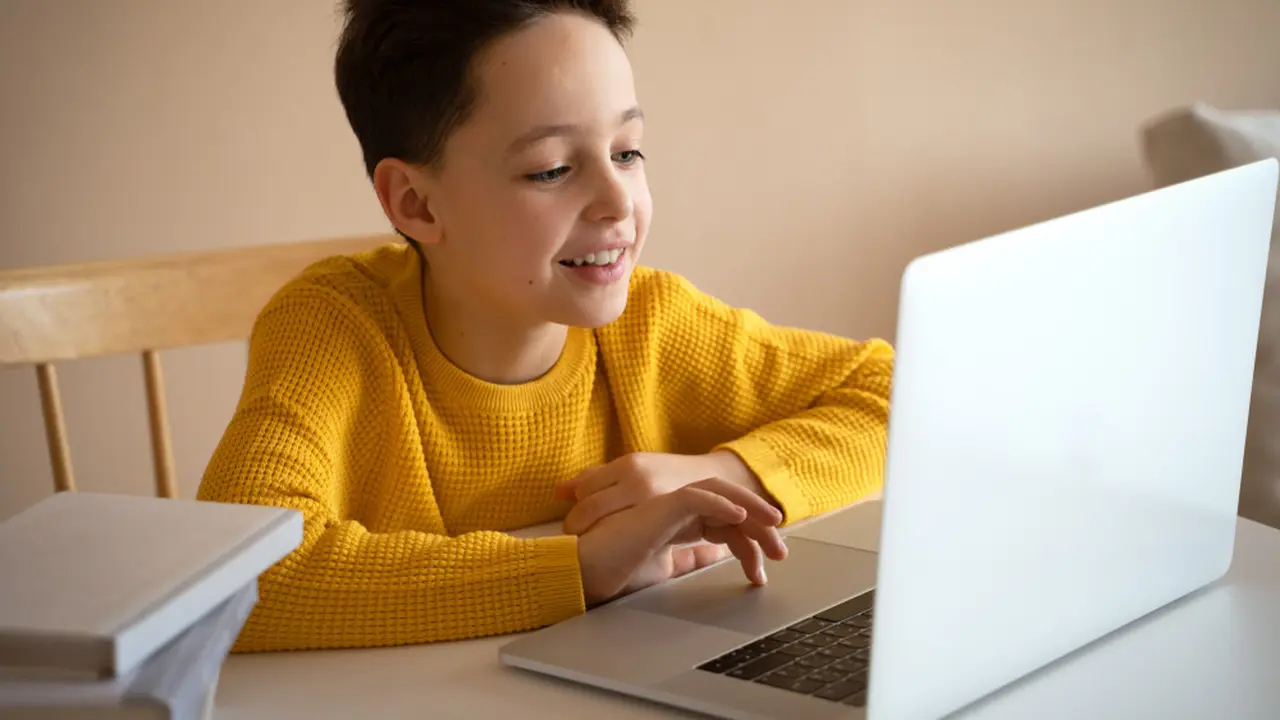 Anak dengan Laptop.