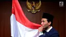 Ezra Walian mencium bendera Merah Putih usai melaksanakan sumpah sebagai Warga Negara Indonesia di Kanwil Kemenkumham DKI Jakarta, Kamis (18/5). Pembacaan sumpah pun dipimpin oleh Ketua Kanwil, Endang Sudirman. (Liputan6.com/Helmi Fithriansyah)