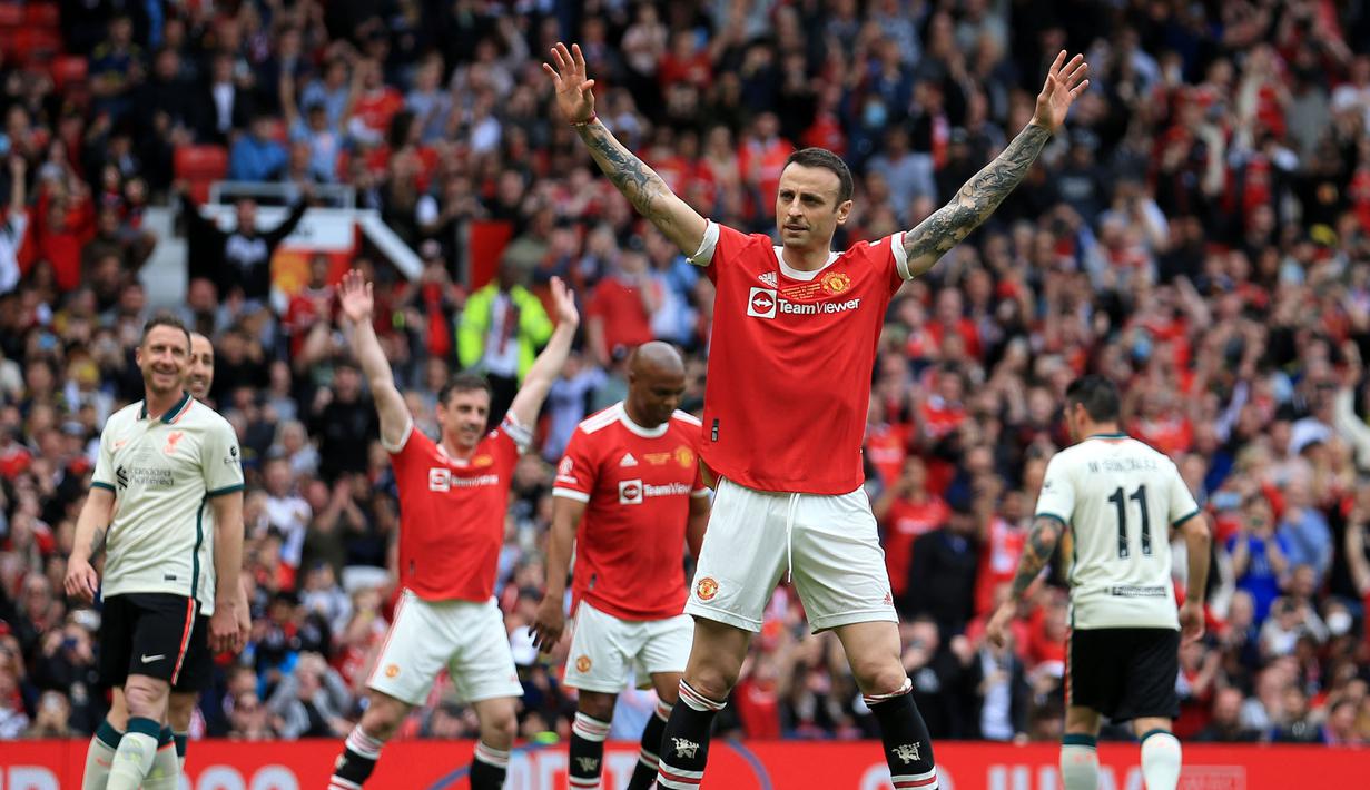 Liverpool sebenarnya berhasil unggul terlebih dahulu lewat Luis Garcia. Namun, tiga menit berselang, Manchester United berhasil menyamakan kedudukan melalui Dimitar Berbatov yang dihadiahi penalti usai dirinya dilanggar di kotak terlarang. (AFP/Lindsey Parnaby)