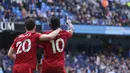 Pemain Liverpool Sadio Mane (kanan) merayakan dengan rekan setimnya Diogo Jota usai mencetak gol ke gawang Manchester City pada pertandingan sepak bola Liga Inggris di Etihad Stadium, Manchester, Inggris, 10 April 2022. Laga berakhir imbang 2-2. (AP Photo/Jon Super)