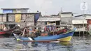 Aktivitas nelayan di kawasan pesisir Cilincing, Jakarta, Senin (1/6/2020).  Program Bantuan Langsung Tunai (BLT) akan dimulai Juni-Desember 2020 guna menjaga ketersediaan bahan pokok di tengah pandemi. (merdeka.com/Iqbal S. Nugroho)