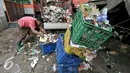 Pekerja membersihkan sampah yang tercecer saat dipindahkan, Jakarta, Senin (11/7). Pasca libur Lebaran, volume sampah di Kecamatan Jagakarsa diperkirakan mencapai 200 ton. (Liputan6.com/Yoppy Renato)