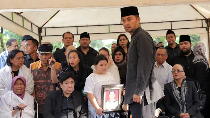 [Bintang] Pemakaman Ayah Anjasmara