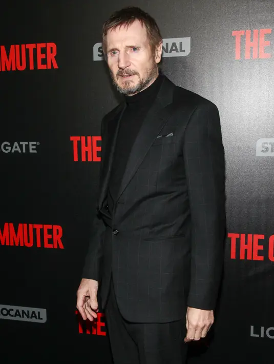 Aktor Liam Neeson berpose untuk fotografer pada premiere film terbarunya, THE COMMUTER, di New York, 8 Januari 2018. Liam yang biasanya tampil dengan tatanan rambut ke belakang, kali ini memilih tampil tak biasa. (Photo by Andy Kropa/Invision/AP)
