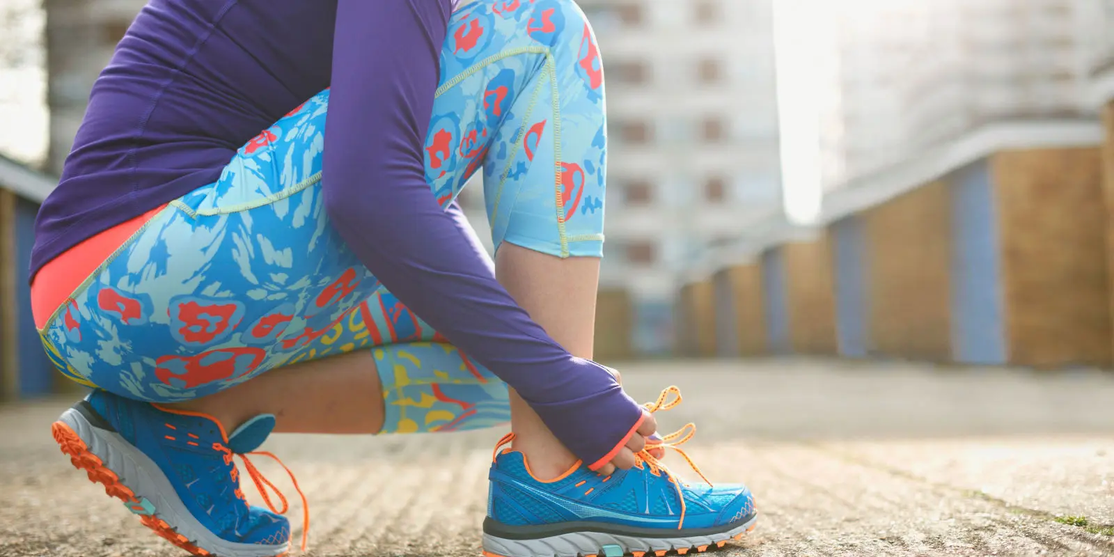 Pilih sepatu yang nyaman saat jalan-jalan atau traveling. (netdoctor)