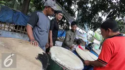 Calon pembeli sedang melihat bedug di kawasan Tanah Abang, Jakarta, Kamis,(16/7/2015). Harga bedug berkisar Rp.200-700 Ribu tergantung ukuran. (Liputan6.com/Helmi Afandi)