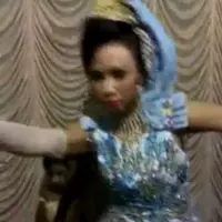 Saat resepsi digelar, pengantin ini kesurupan dengar suara gamelan, Dia diduga kerasukan Nyai Ronggeng.