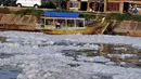 Minggu (04/05/14) busa limbah tampak memenuhi sungai yang mengaliri Banjir Kanal Timur (BKT). Marunda, Jakarta Utara (Liputan6.com/Johan Tallo) 