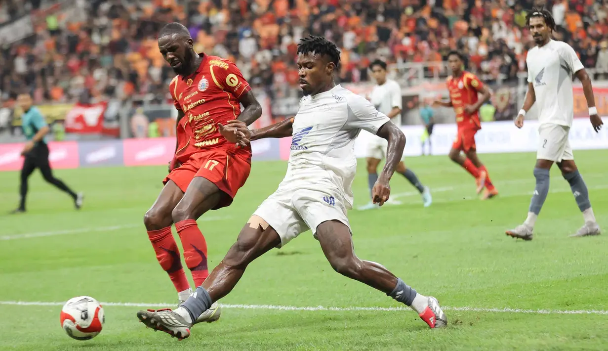 Di babak kedua, Persija dan PSM Makassar bermain lebih terbuka. Bola silih berganti memasuki kotak penalti masing-masing. Tampak dalam foto, pemain sayap kanan Persija, Allano Brendon De Souza Lima (kiri) berebut bola dengan gelandang tengah PSM Makassar, Gledson Paixao Da Silva, pada laga pekan ke-22 BRI Super League 2025/2026 di Jakarta International Stadium, Jumat (20/2/2026) malam WIB. (Bola.com/Abdul Aziz)