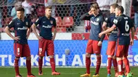 Para pemain Atletico Madrid tertunduk lesa setelah kalah 1-2 dari Sporting Gijon pada laga La Liga di Municipal El Molinon, Gijon, Sabtu (20/3/2016). (AFP/Miguel Riopa)