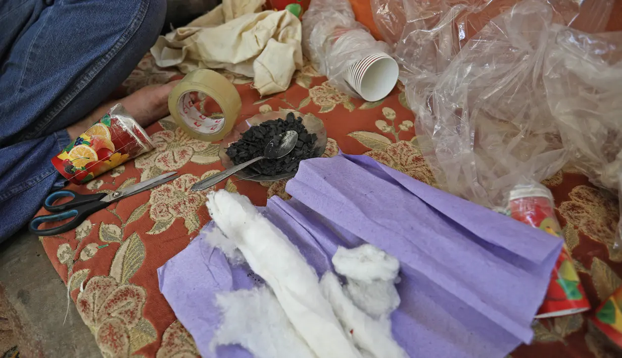 Bahan baku pembuatan masker gas untuk menghadapi serangan pasukan pemerintah di Desa Maud Shurin, Provinsi Idlib, Selasa (11/). Masker terbuat dari gelas kertas, arang, kayu, kapas, plastik nilon, dan plester. (OMAR HAJ KADOUR/AFP)