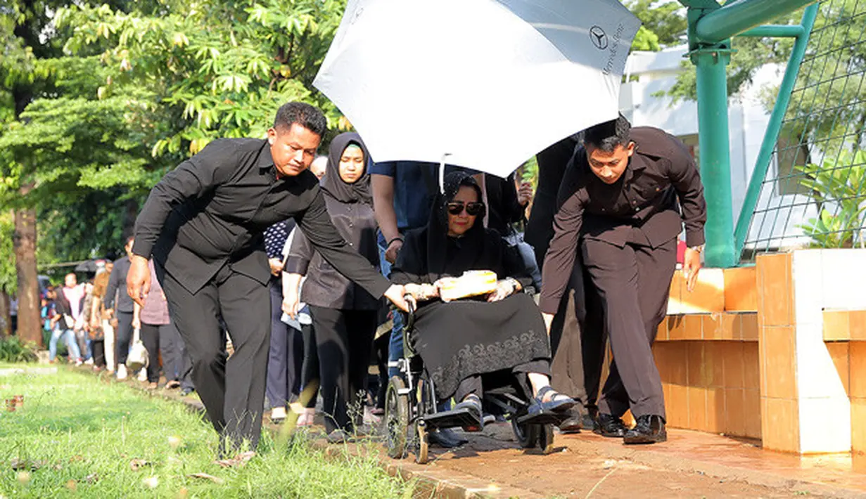 "Beliau adalah laki-laki yang paling sabar yang pernah saya temui," ucap Anjasmara mengenang sosok ayahnya di TPU Karet Bivak, Jakarta Pusat, Senin (2/4/2018). (Deki Prayoga/Bintang.com)
