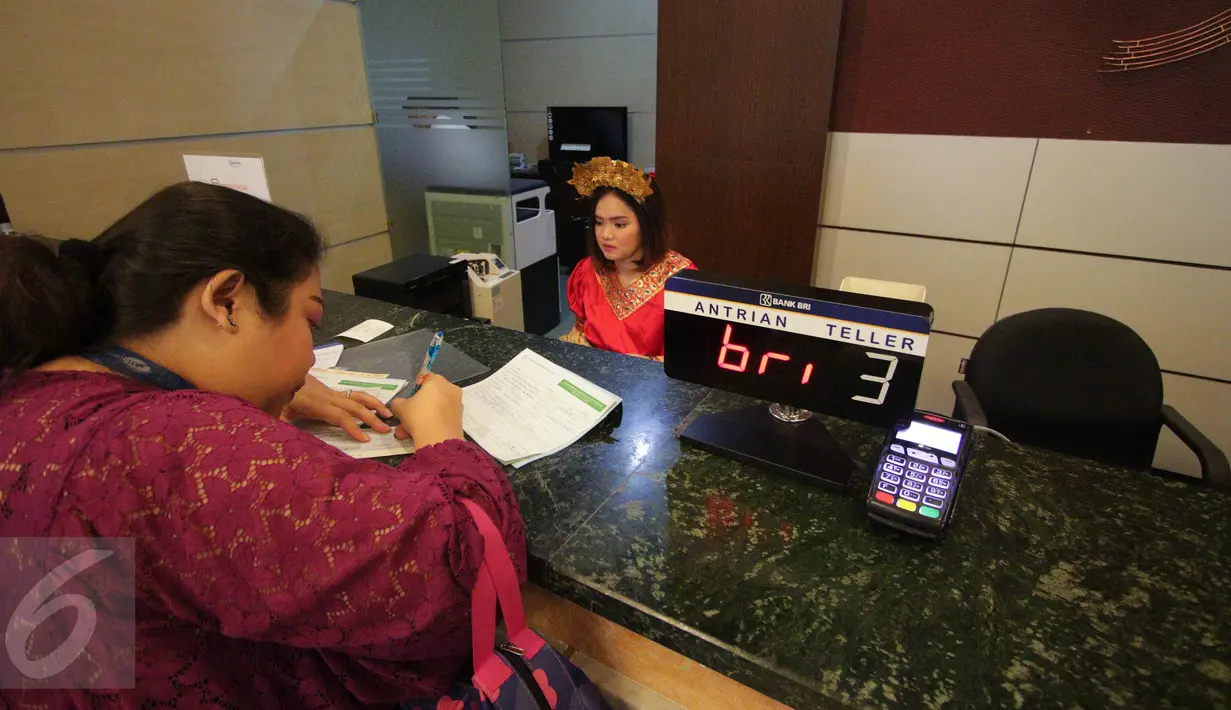 Teller berpakaian daerah melayani nasabah yang melakukan transaksi di Kantor Cabang Khusus (KCK) BRI, Jakarta, Jumat (21/4). Memperingati Hari Kartini, seluruh pegawai BRI mengenakan pakaian daerah dalam melayani nasabahnya. (Liputan6.com/Faizal Fanani)