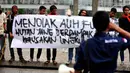 Sejumlah mahasiswa berbagai organisasi Mapala saat berunjuk rasa di kawasan Bundaran HI Jakarta, Jumat (12/12/2014). (Liputan6.com/Johan Tallo)