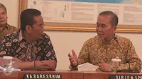 Dirjen SPK Kemendag Widodo (kanan) bersalaman dengan Kabareskrim Polri Komjen Pol Anang Iskandar  saat memberi keterangan pers di Kemendag, Jakarta, (30/10/2015). (Liputan6.com/Angga Yuniar)