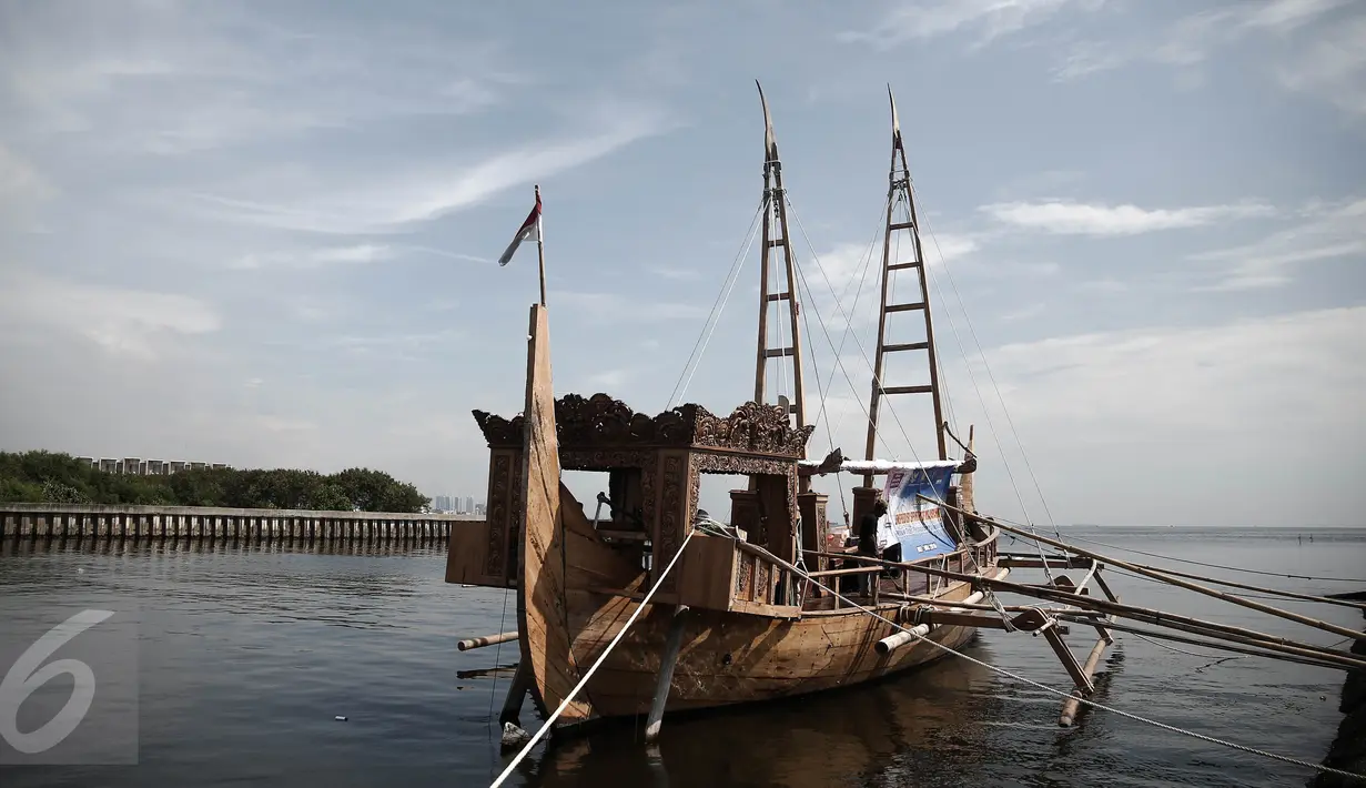 Kapal ekspedisi napak tilas "Spirit of Majapahit" di Dermaga Marina Ancol, Jakarta, (11/5). Kapal tersebut akan berlayar mengarungi lautan dengan rute Jakarta, Pontianak, Brunei Darussalam, Manila, Taiwan, Okinawa dan Tokyo. (Liputan6.com/Faizal Fanani)