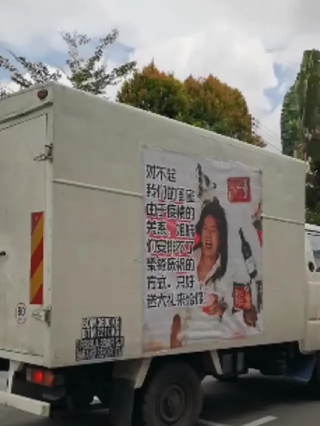 Viral, Beri Kejutan Ulang Tahun Dengan Pasang Poster Wajah Sahabatnya di Truk
