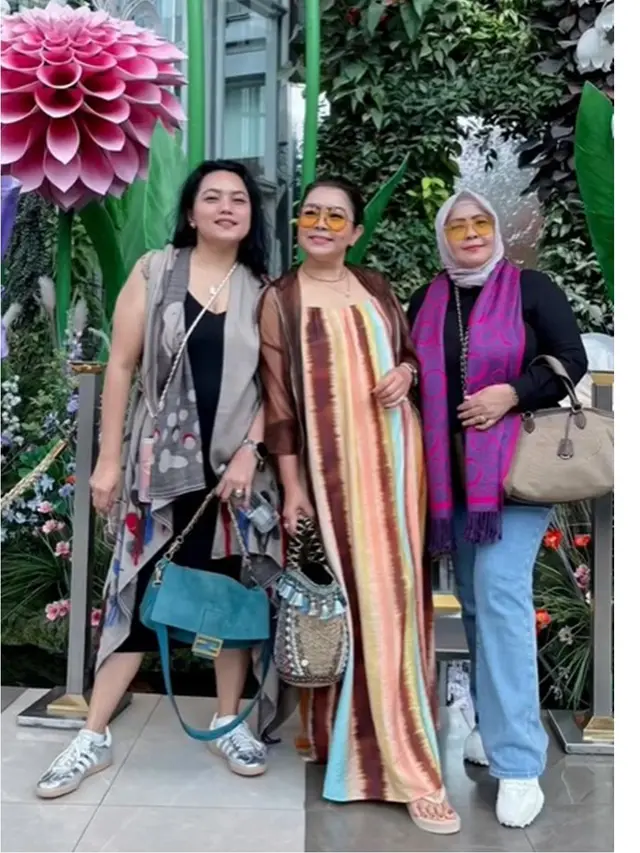 6 Potret Mayangsari Bareng Dua Saudara Perempuannya, Tampil Kompak Awet Muda