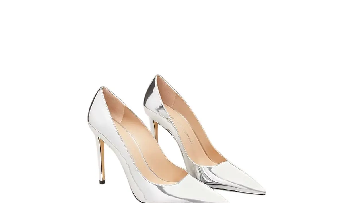 Dengan desain yang ramping dan detail yang elegan, sepatu ini menjadi elemen utama dalam tampilan Jennie yang futuristik sekaligus sophisticated. [Dok/Stuart Weitzman].