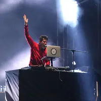 Penampilan luar biasa diberikan DJ asal Inggris, Mark Ronson tampil dalam festival musim panas We The Fest (WTF) 2016. Meski arena konser diguyur hujan, tidak menyurutkan niat para penonton meninggalkan arena. (Galih W. Satria/Bintang.com)