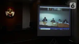 Mantan Komisioner KPU Wahyu Setiawan (kedua kiri) mendengarkan Jaksa Penutut Umum membacakan dakwaan saat sidang secara daring di Gedung KPK, Jakarta, Kamis (28/5/2020). Wahyu menjalani sidang dakwaan terkait kasus dugaan menerima suap pengurusan PAW anggota DPR dari PDIP. (merdeka.com/Dwi Narwoko)