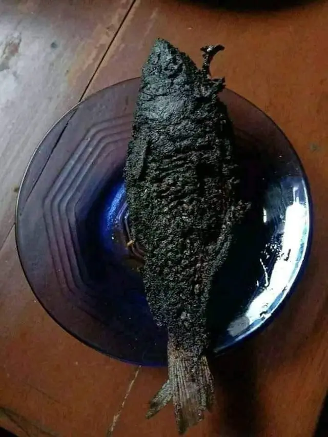 6 Momen Apes Masak Ikan Sampai Gosong Ini Bikin Kecewa