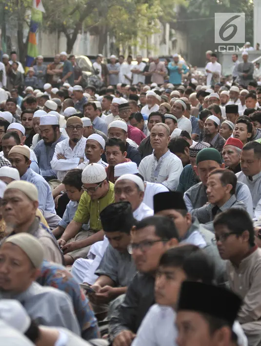 Ratusan jemaah mendengarkan khutbah usai Salat Idul Adha di Masjid Al Furqan DDII, Jakarta, Selasa (21/8). Penetapan Salat Idul Adha ini didasarkan jatuhnya Wukuf di Mekkah pada Senin (20/8) kemarin. (Merdeka.com/Iqbal S. Nugroho)