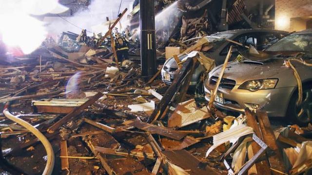 Puing-puing  bertebaran setelah ledakan terjadi pada sebuah restoran di Sapporo, 16 Desember 2018 (AP/Kyodo)