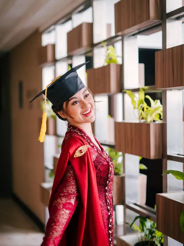 7 Momen Wisuda Memes Prameswari, Raih Gelar Magister dengan Predikat Cumlaude