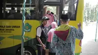 Calon jemaah haji kloter pertama menaiki bus usai melakukan kelengkapan administrasi di Asrama Haji, Jakarta, Sabtu (6/7/2019). Sebelum diberangkatkan, petugas mengecek kembali 385 calon jamaah untuk melakukan kelengkapan administrasi. (Liputan6.com/Faizal Fanani)