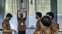 Proses penghitungan suara Pilkada Tangsel 2020. (Liputan6.com/Pramita Tristiawati)