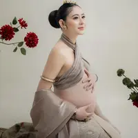 Maternity shoot Laura Theux pakai kain Bali. [Foto: Instagram/laura_theux]